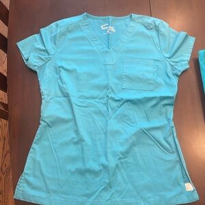 Uniform Advantage Butter soft stretch one pocket scrub top: teal XS